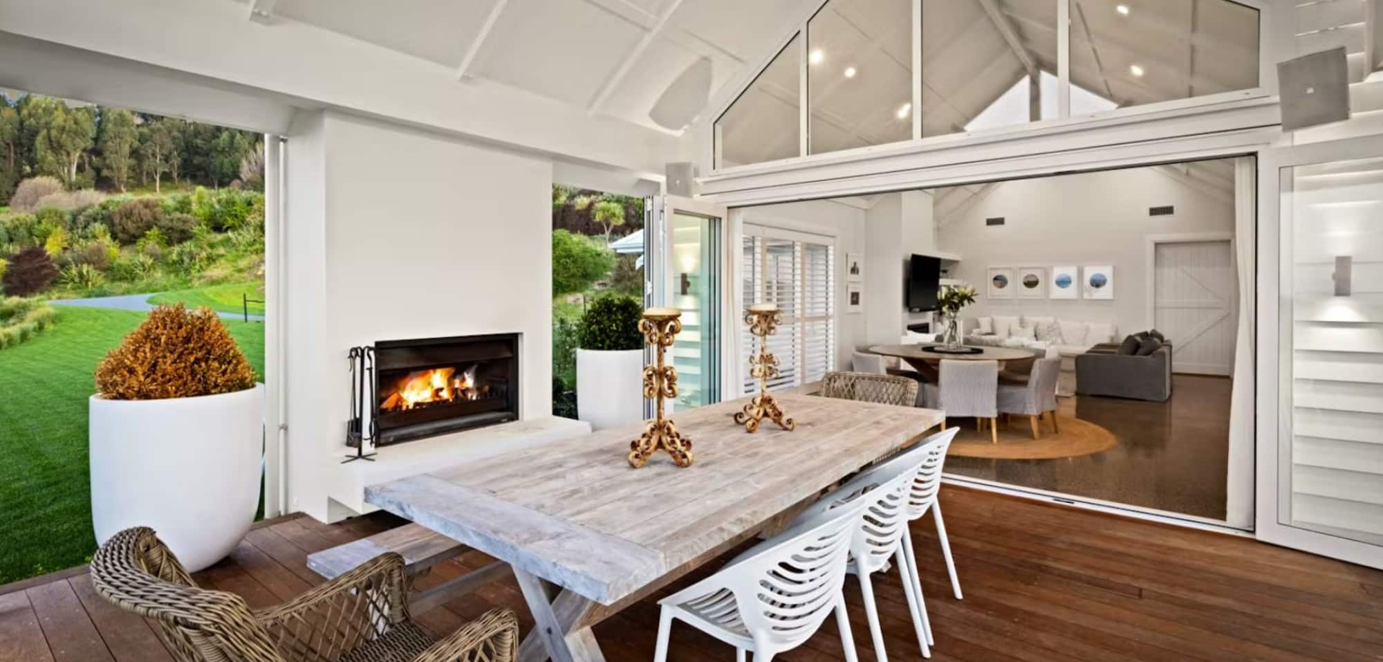 A 305m² rural coastal home near the Hawke’s Bay coastline by #sshomeshawkesbay, with beam-accented skillion ceilings and sweeping sea views.