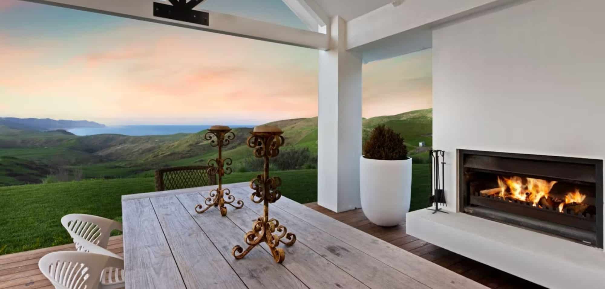A 305m² rural coastal home near the Hawke’s Bay coastline by #sshomeshawkesbay, with beam-accented skillion ceilings and sweeping sea views.