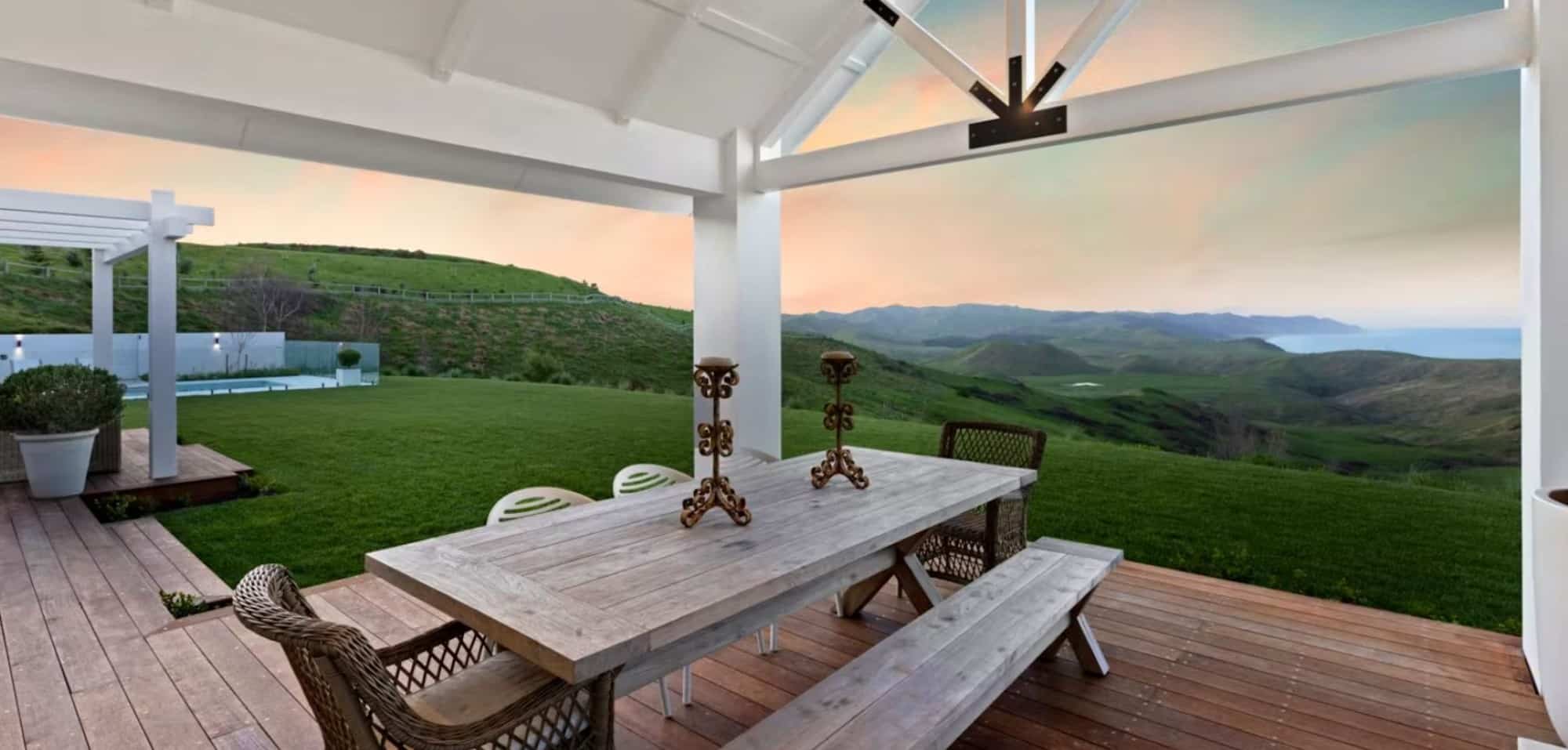 A 305m² rural coastal home near the Hawke’s Bay coastline by #sshomeshawkesbay, with beam-accented skillion ceilings and sweeping sea views.