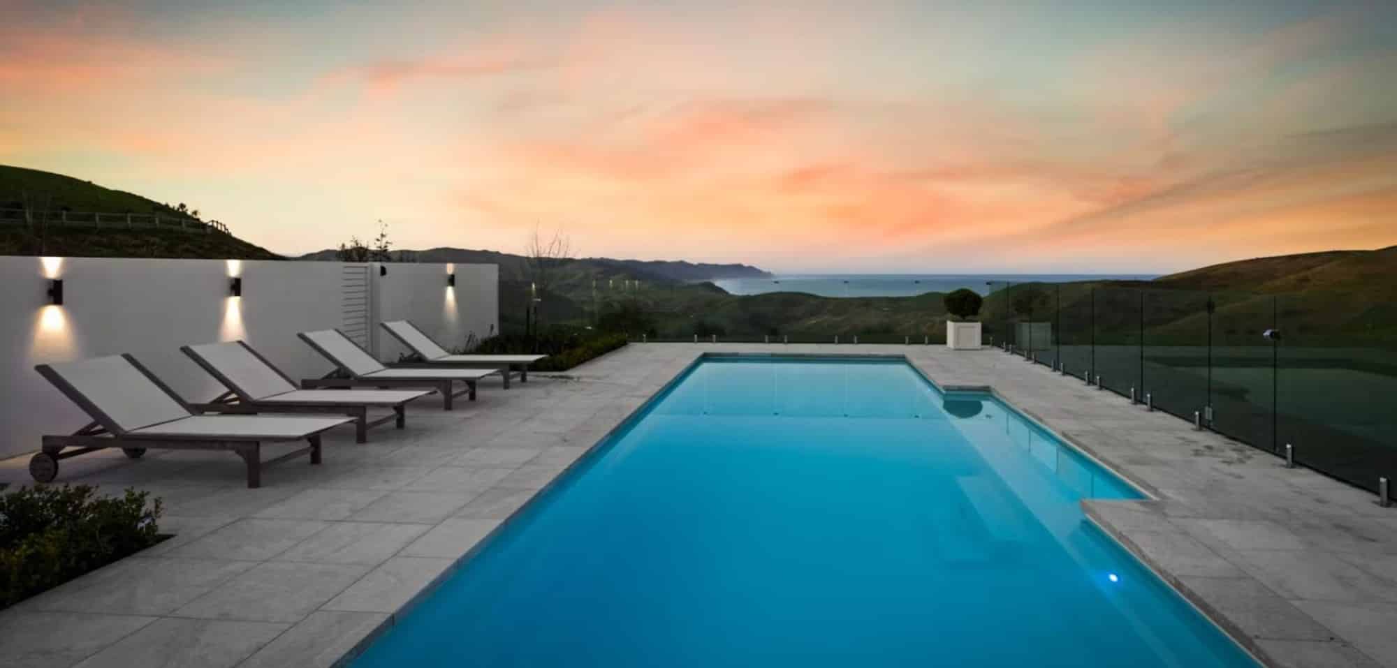 A 305m² rural coastal home near the Hawke’s Bay coastline by #sshomeshawkesbay, with beam-accented skillion ceilings and sweeping sea views.